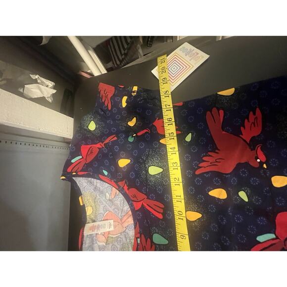 NWT LuLaRoe Classic T Shirt Size S – Holiday Cardinals & Lights Print Soft - Picture 8 of 8